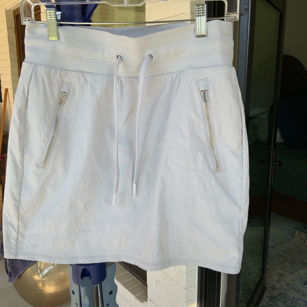Athleta Light khaki Skirt with Drawstring and Zipper Pockets